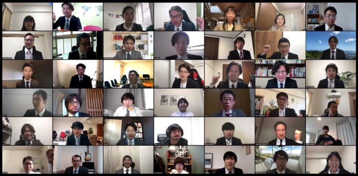 入社式もリモート(普段着ないスーツ着用)