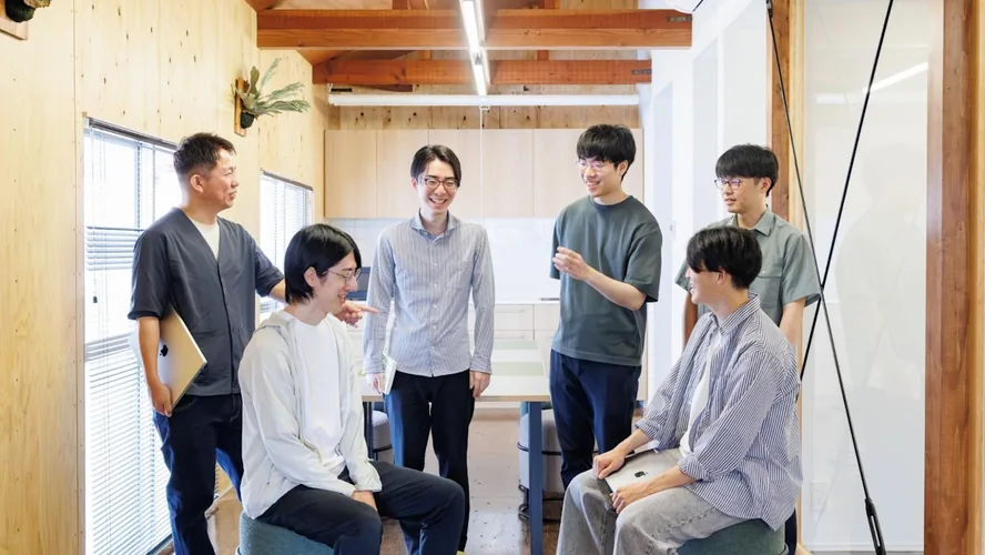 ワークプレイスに集まって話すメンバー