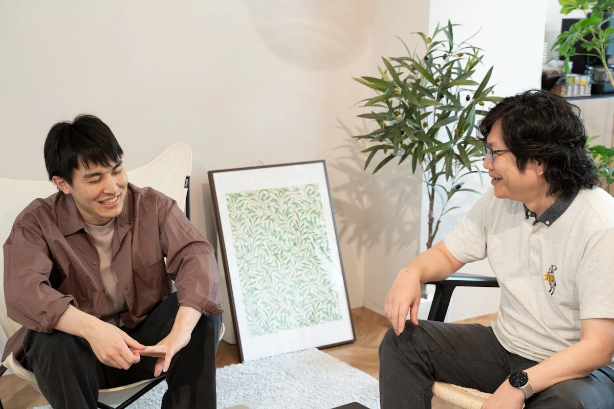 座って語り合う2人のプログラマ