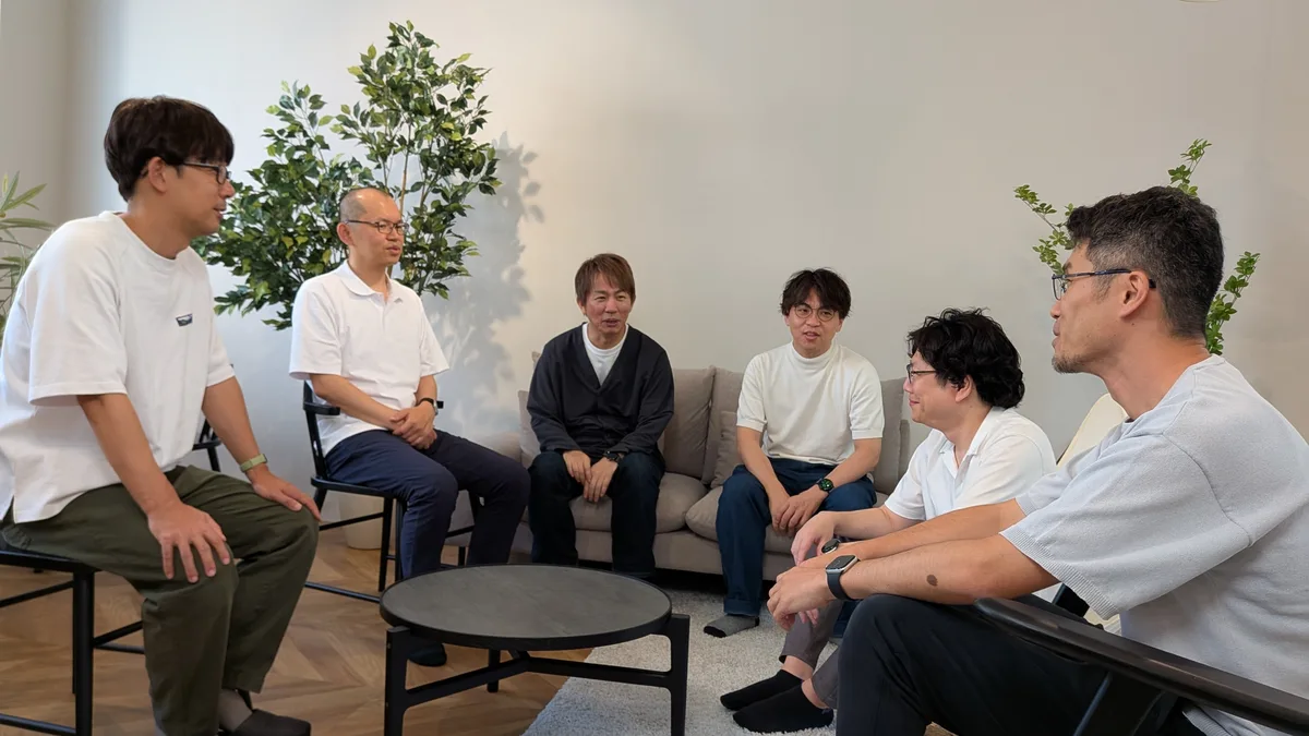 ラウンジで輪になって話すソニックガーデンのメンバー