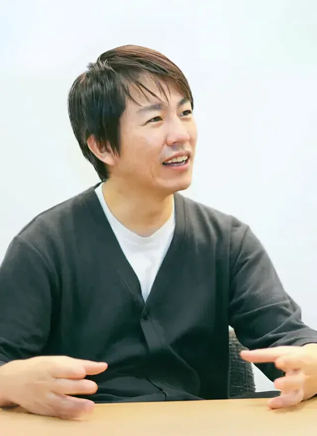 身振りを交えて話すメンバー