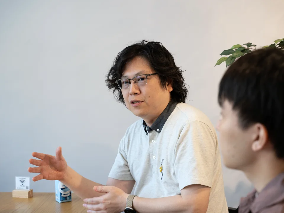身振りを交えて説明するメンバーとそれを聞くメンバー