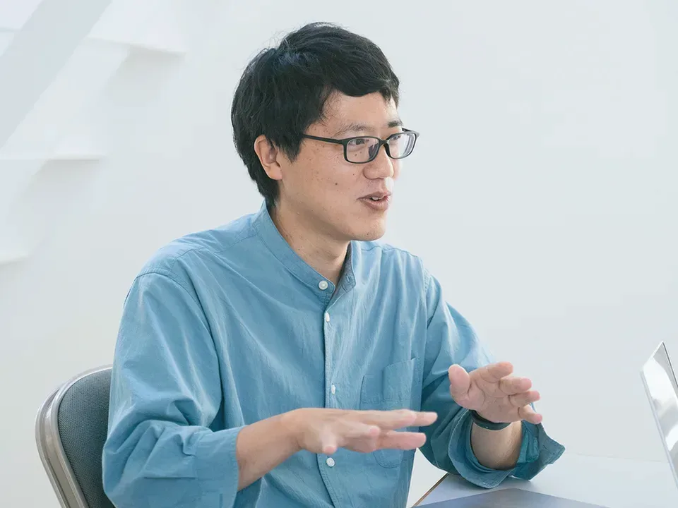 両手を動かして説明するメンバー