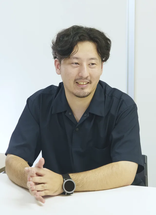 手を組んで話を聞くメンバー