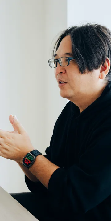 指を立てて話すメンバー