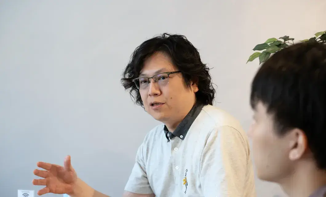 身振りを交えて説明するメンバーとそれを聞くメンバー